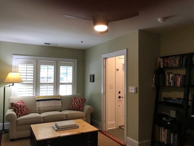 Foto del edificio - 100 N Laurel Ave