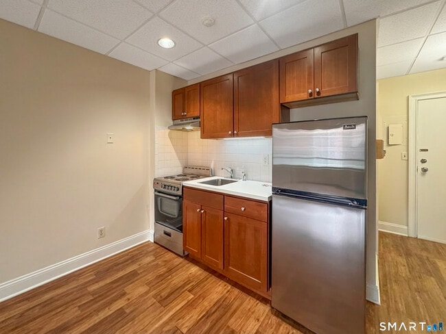 Building Photo - 14 Post Rd E