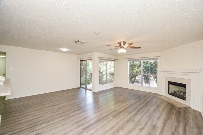 Building Photo - 8051 Bay Branch Dr