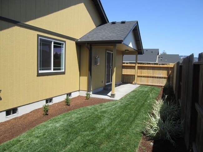 Building Photo - 3BED2BATH - YARD, GARAGE, LAUNDRY HOOKUPS