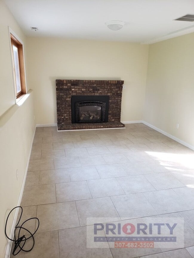 Building Photo - 3 bedroom, 2.5 bath Single-Family Home