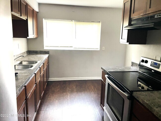 Foto del edificio - 5824 Yellow Pine Dr