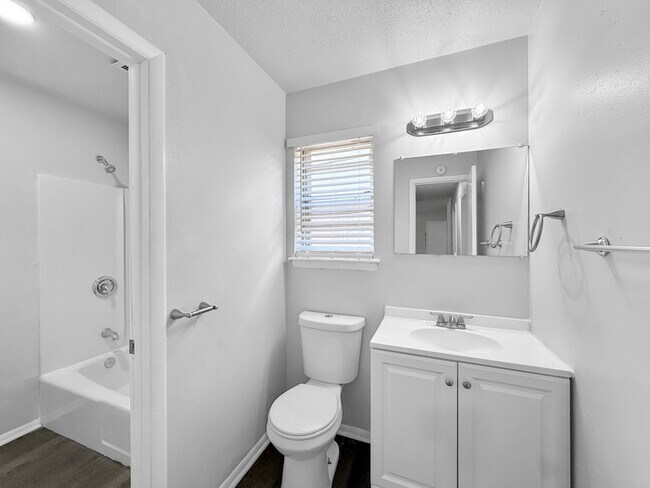 Building Photo - 812 Meadowridge Dr