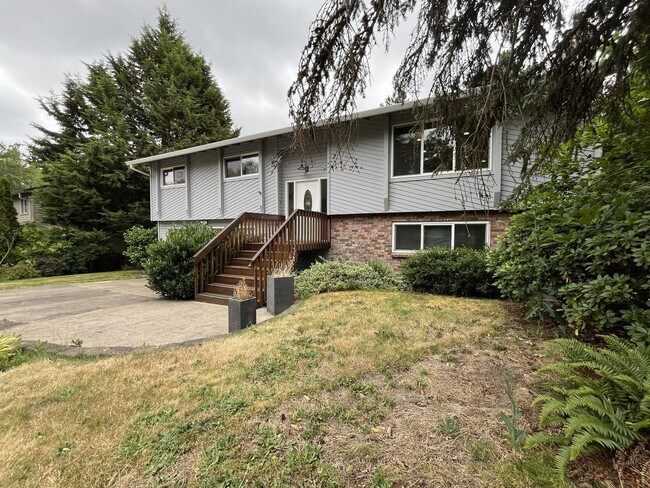 Foto del edificio - Three-Bedroom Home Near Nike Campus with Bonus Room, Large Deck & Two-Car Garage
