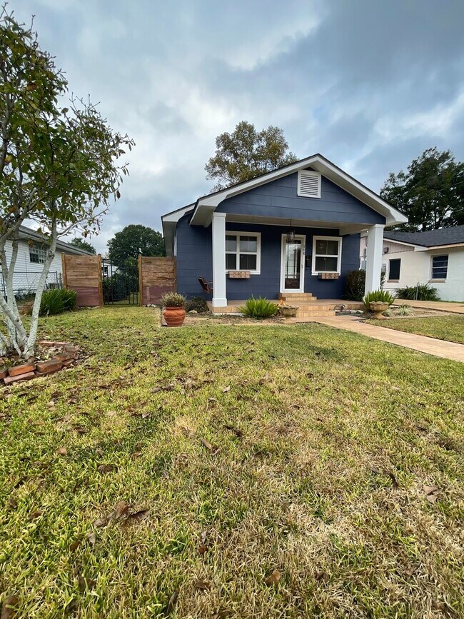 Building Photo - 2 bedroom 2 bath home