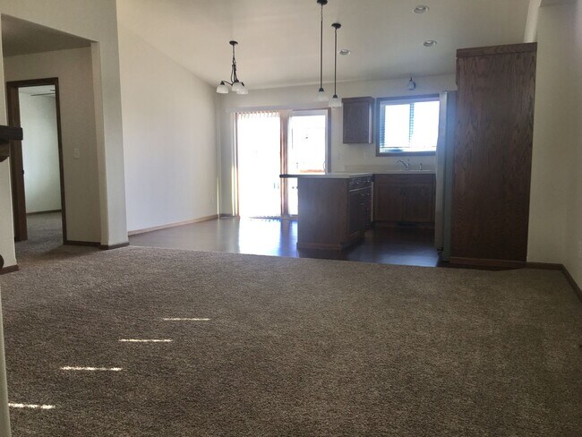 Building Photo - 3 bed, 2 bath twinhome in Deer Creek