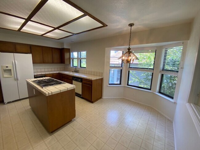 Foto del edificio - Glen Heights Condo