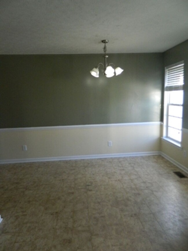 Building Photo - Bedford County-Forest Townhome-Close to Sh...