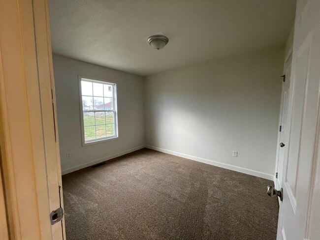 Building Photo - 717 Village Creek Dr