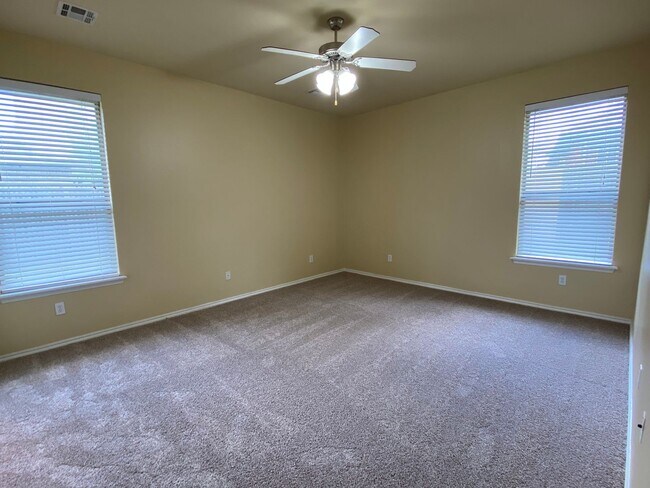 Foto del edificio - 3 Bed, 2 Bath NW OKC Home with Large Maste...