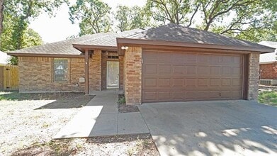 Building Photo - 1826 Rayna Dr