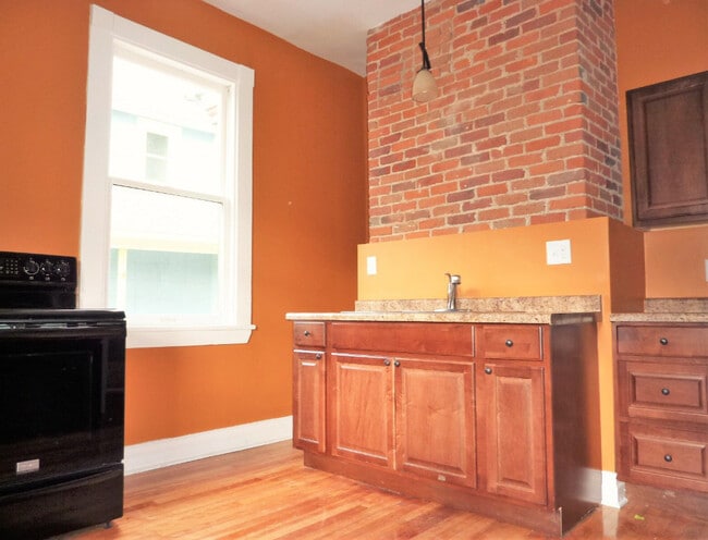 Building Photo - 361 Bates Ave
