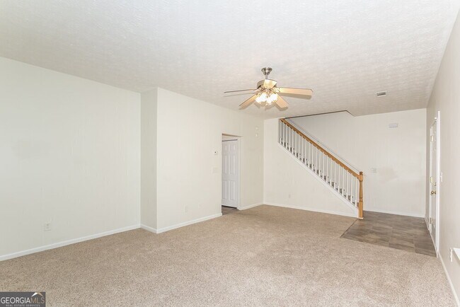 Building Photo - 46 Roxbury Ln