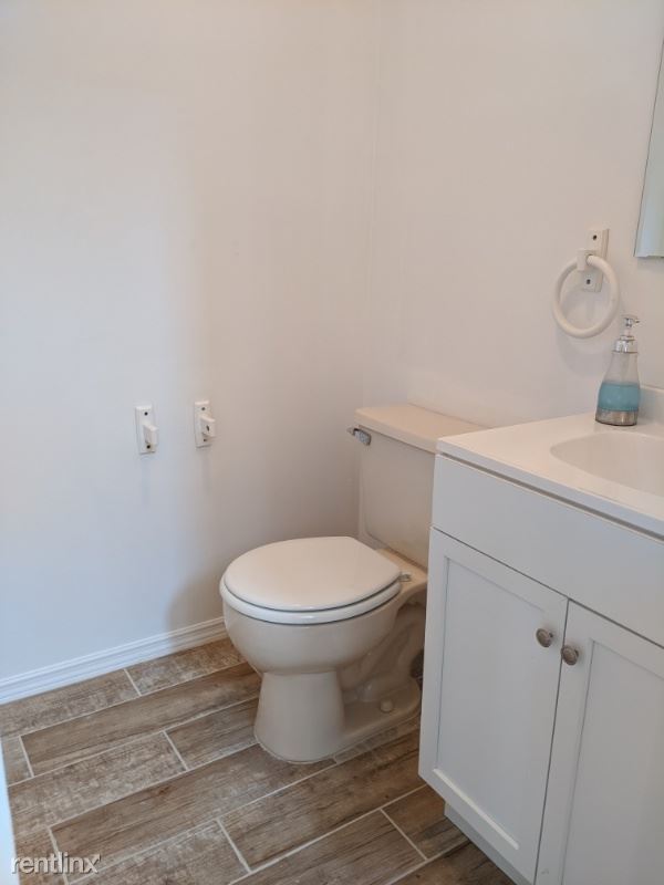 Building Photo - 2 br, 2.5 bath Townhome - 105 Michaels Ct