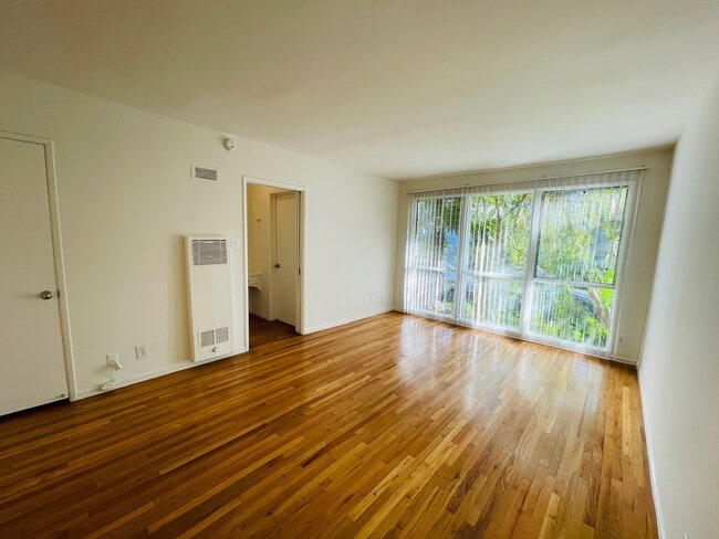 LIVING ROOM - 1605 N MARTEL Ave
