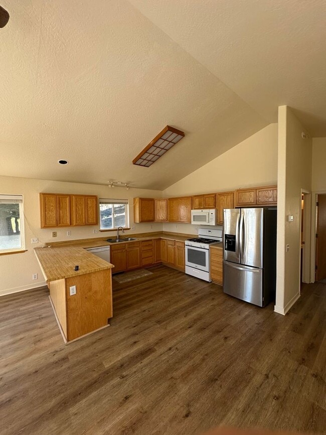 Building Photo - 11530 Rhineland Ave