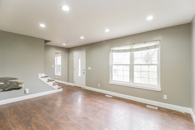 Building Photo - Gorgeous 4 Bedroom in Great Location