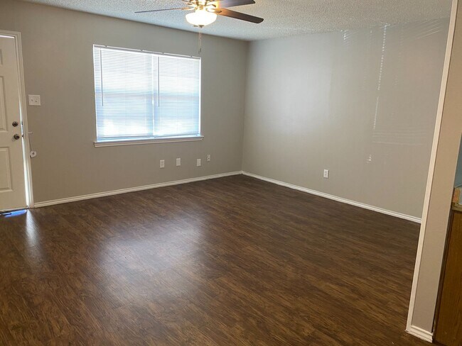 Building Photo - 1412 B COURTNEY PL