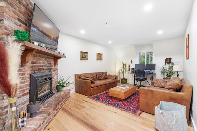 Building Photo - 4444 Regency Pl
