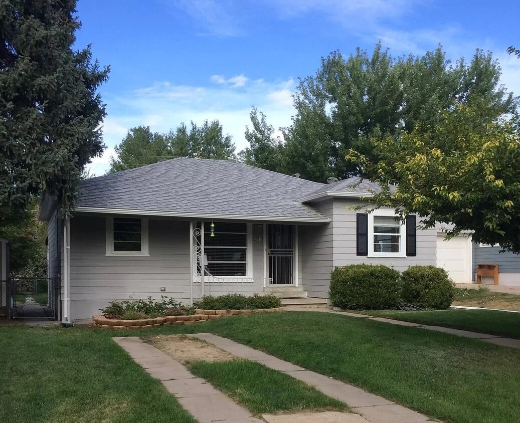 Front - 1545 S Steele St