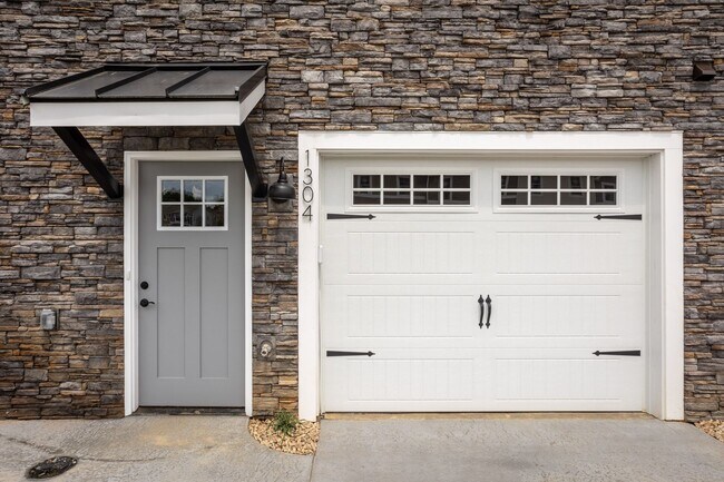 Building Photo - Spacious End Unit Luxury Townhome! Outstanding Location!