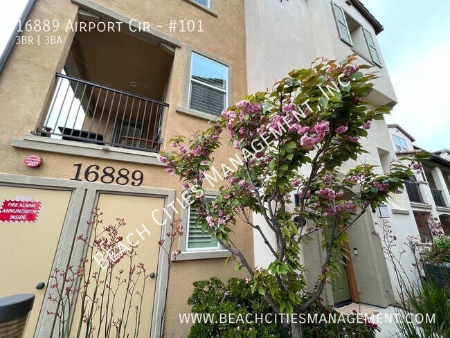 Building Photo - Immaculate 3 Bedroom 2 Bath Townhome in Hu...