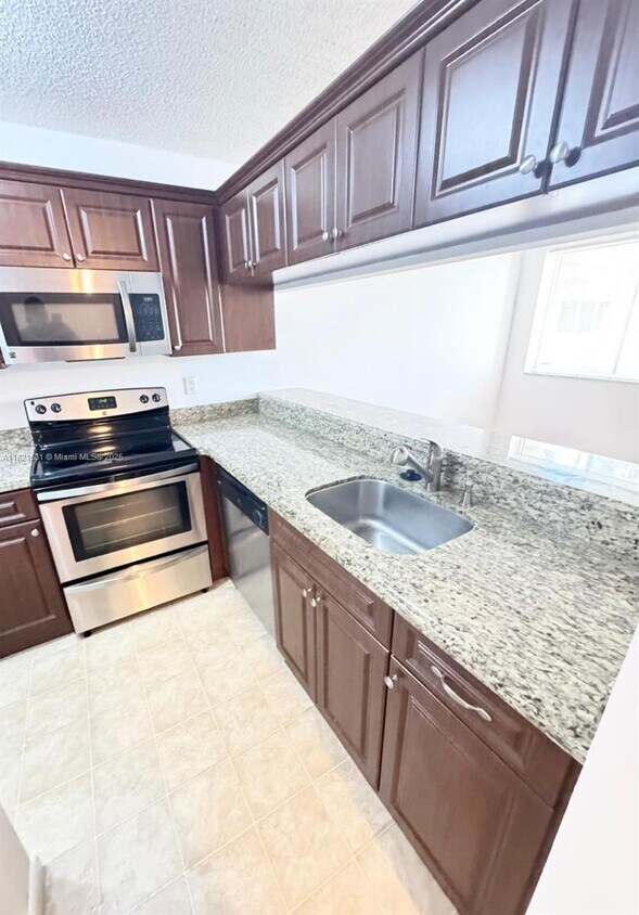 Foto principal - 16203 Glenmoor Dr