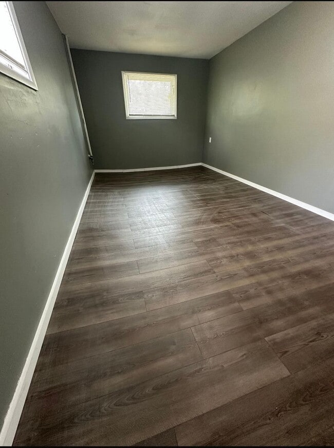 Building Photo - This is a 4 bedroom 1 Full bathroom house which has a spacious living room, dining room and full ...