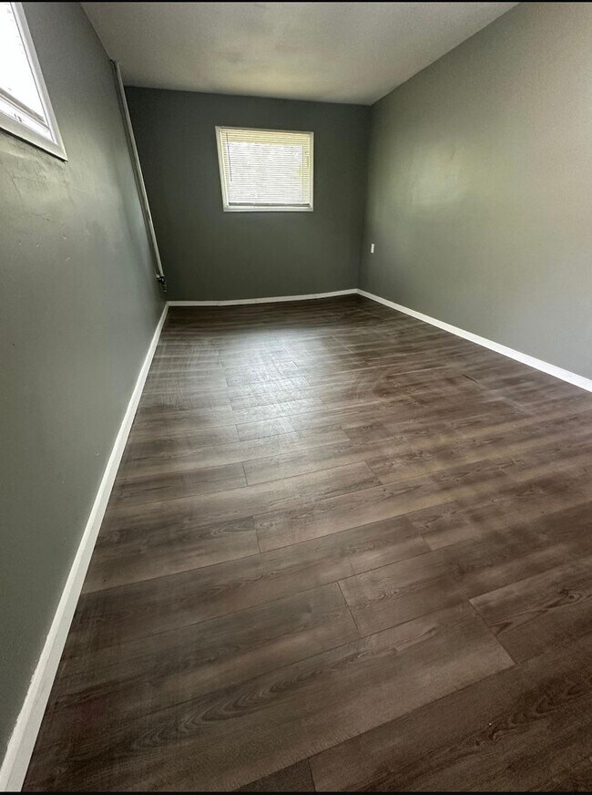 Foto del edificio - This is a 4 bedroom 1 Full bathroom house which has a spacious living room, dining room and full ...