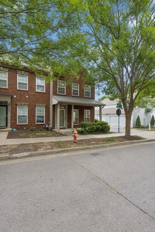 Foto del edificio - Beautifully maintained 3-bedroom, 2-bath townhome in Nashville’s highly desirable Lennox Village