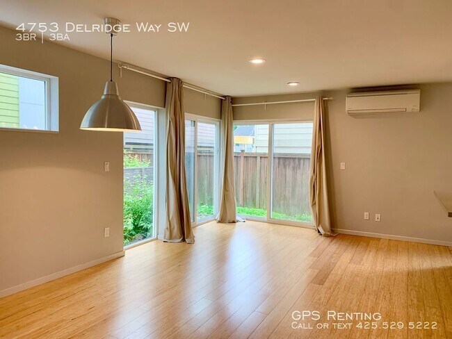 Building Photo - 3 Bedroom Townhome In Delridge Available Now!