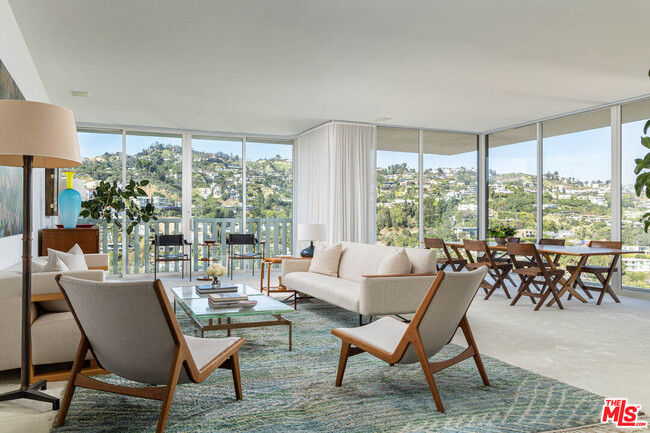 Foto del edificio - 9255 Doheny Rd