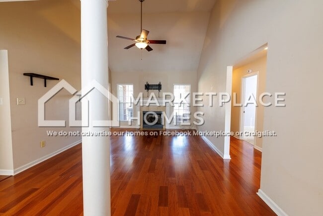 Foto del edificio - 512 Marble Falls