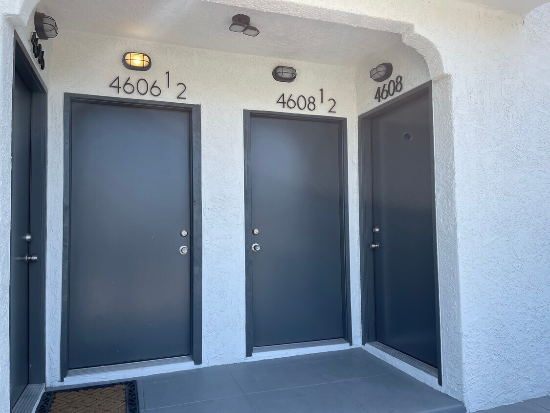 Foto principal - 4606 S Normandie Ave