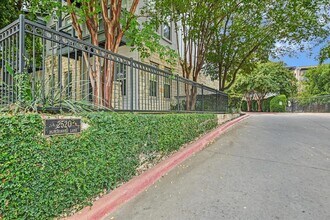 Building Photo - 2520 Bluebonnet Ln