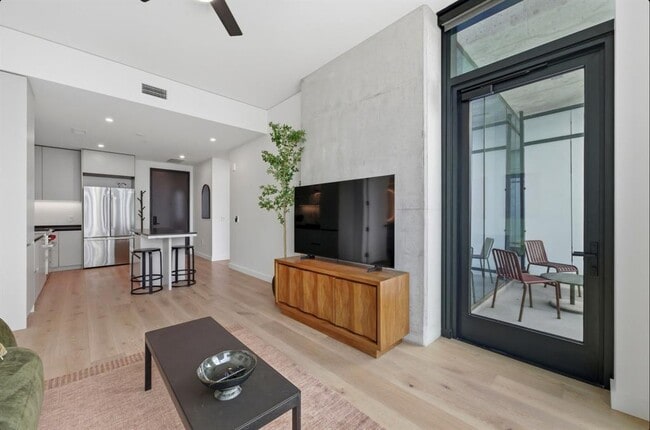 Building Photo - 610 Davis St