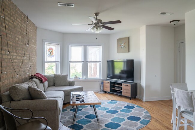 Foto del edificio - Albany Park - 2 Bed / 1 Bath - In-Unit Lau...