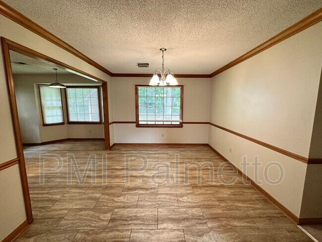 Building Photo - 824 N Royal Tower Dr