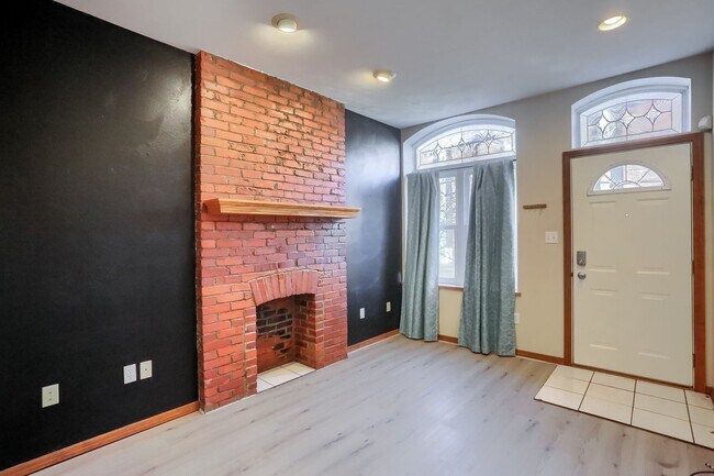 Building Photo - 2810 Sarah St