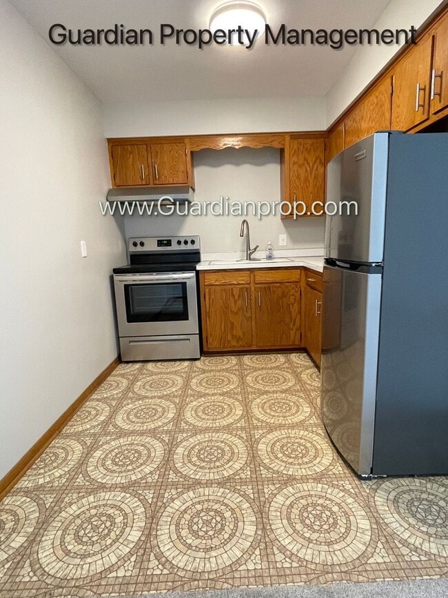 Building Photo - Top Floor with Balcony, Garage Available, ...