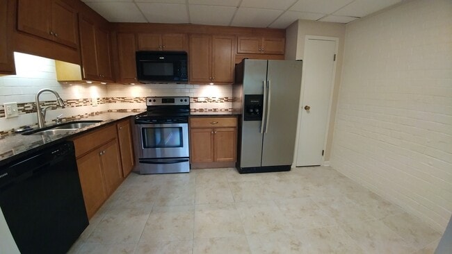 Building Photo - 3855 N Parkway Dr