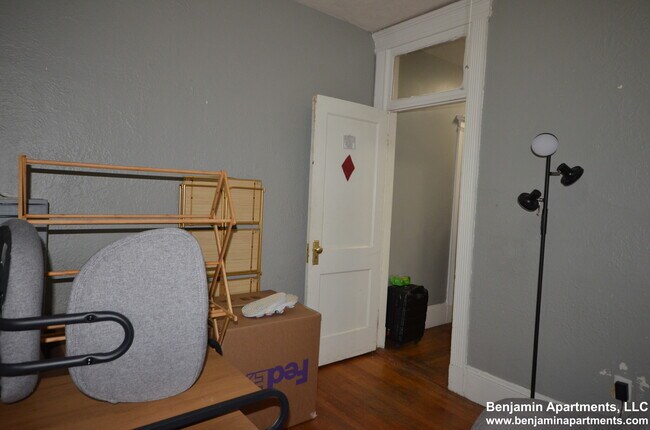 Building Photo - 463 Park Dr