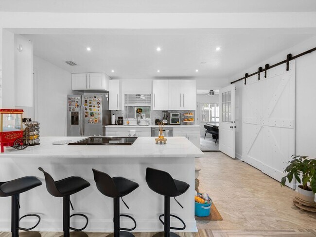 Foto del edificio - 3/2 pool home -Completely updated