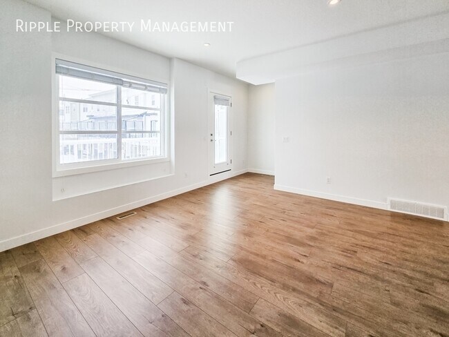 Photo du bâtiment - MODERN 4-BED TOWNHOUSE IN CARRINGTON | Double Garage | Bright & Spacious