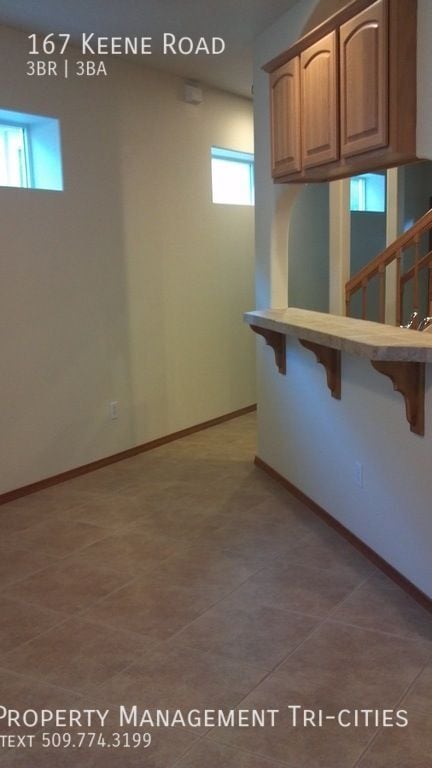 Building Photo - Great South Richland Location with 3 Maste...
