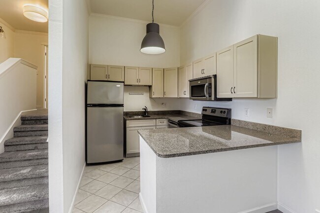 Building Photo - Large 2 Bed/2 Bath Upper Level Unit With V...