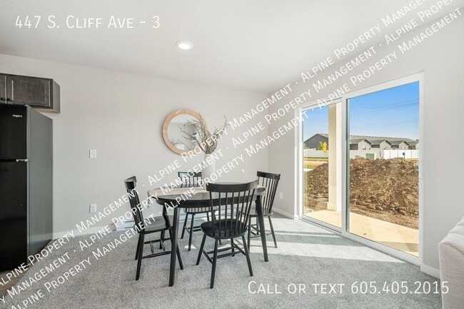Building Photo - 447 S Cliff Ave