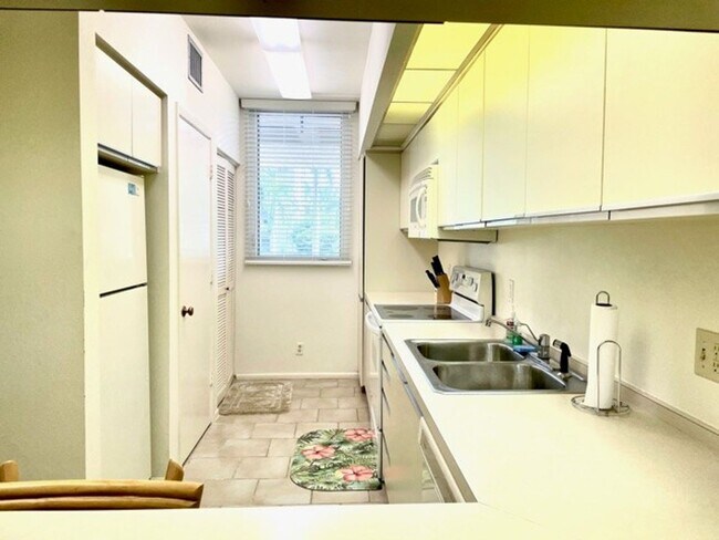 Foto del edificio - 2026 BEACH RENTAL- 2/2 Condo WITH PRIVATE ENTRY - BEACH PLACE - STEPS THE BEACH!!