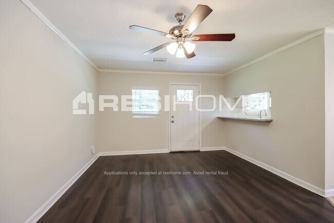 Foto del edificio - 7127 Kings Dr