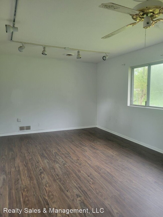 Building Photo - 3 br, 1 bath House - 1501 Woody Drive